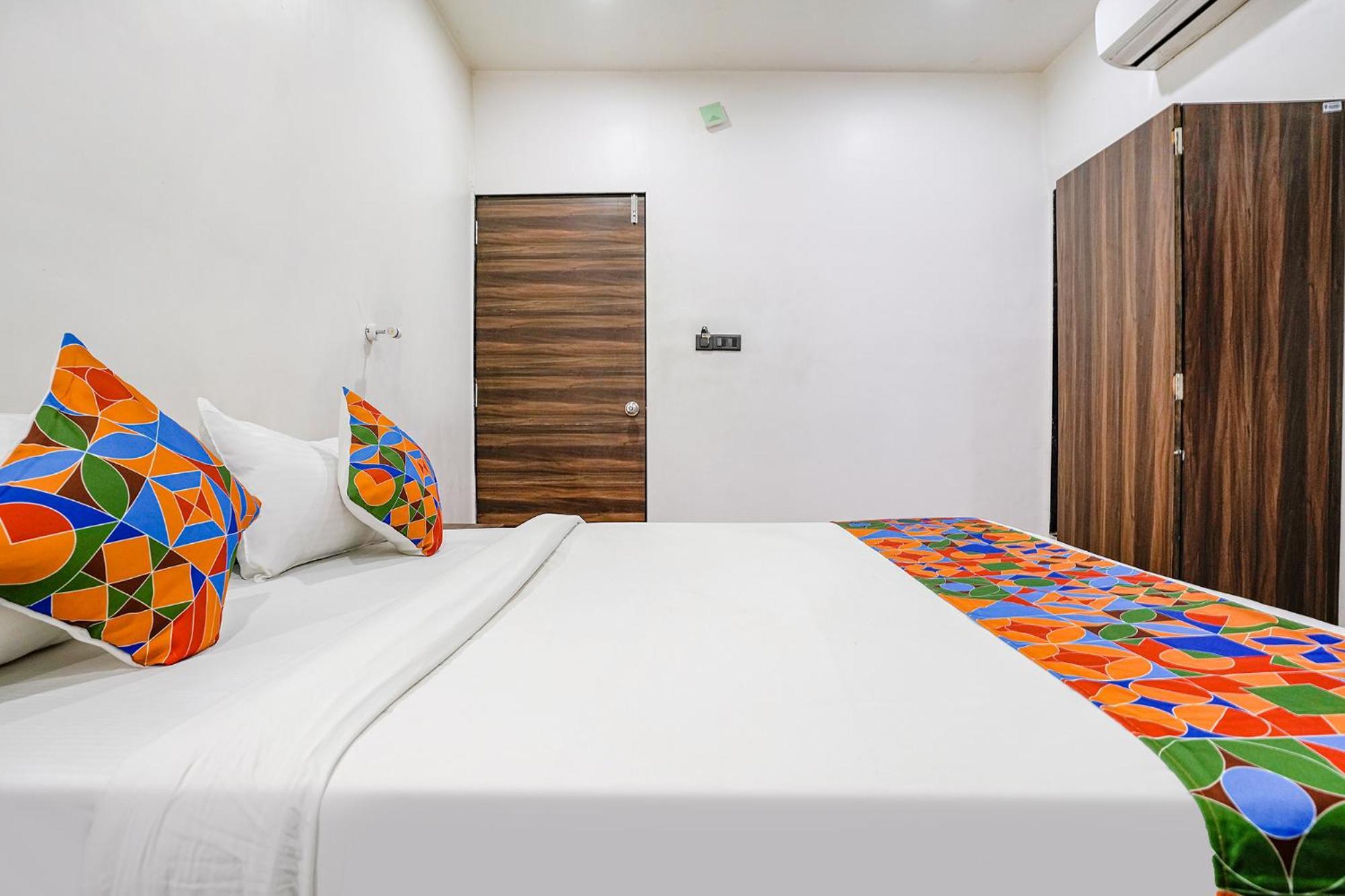 Fabhotel Lotus I Surat Exteriör bild