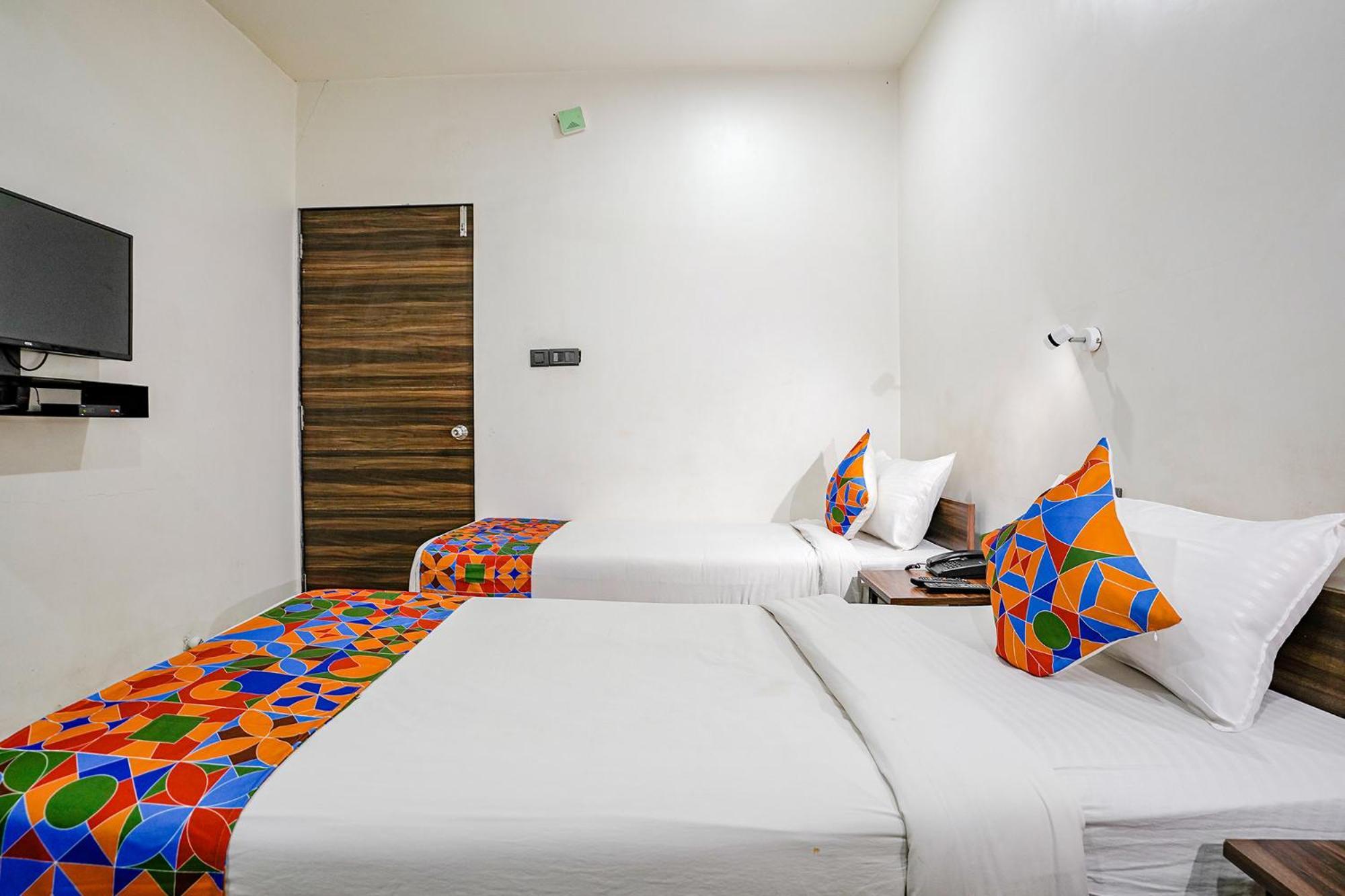 Fabhotel Lotus I Surat Exteriör bild
