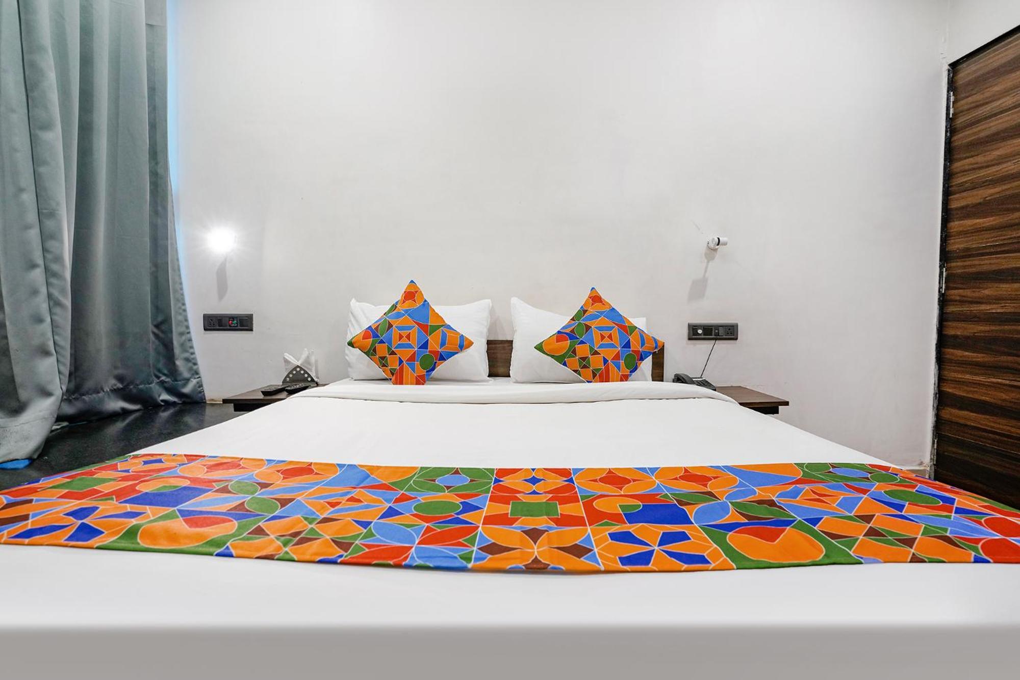Fabhotel Lotus I Surat Exteriör bild