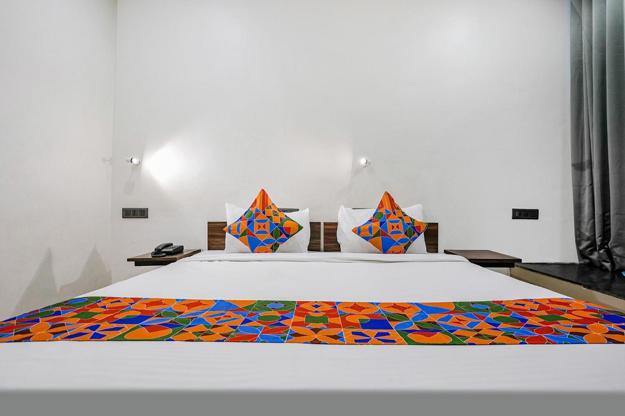 Fabhotel Lotus I Surat Exteriör bild